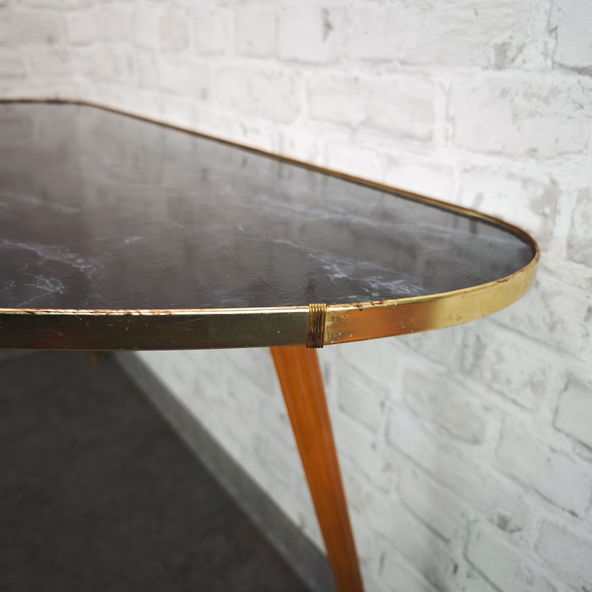 Midcentury Nierentisch schwarz Marmoroptik 50er Jahre Dreibein Messingrand Holzbeine Space Age Rockabilly