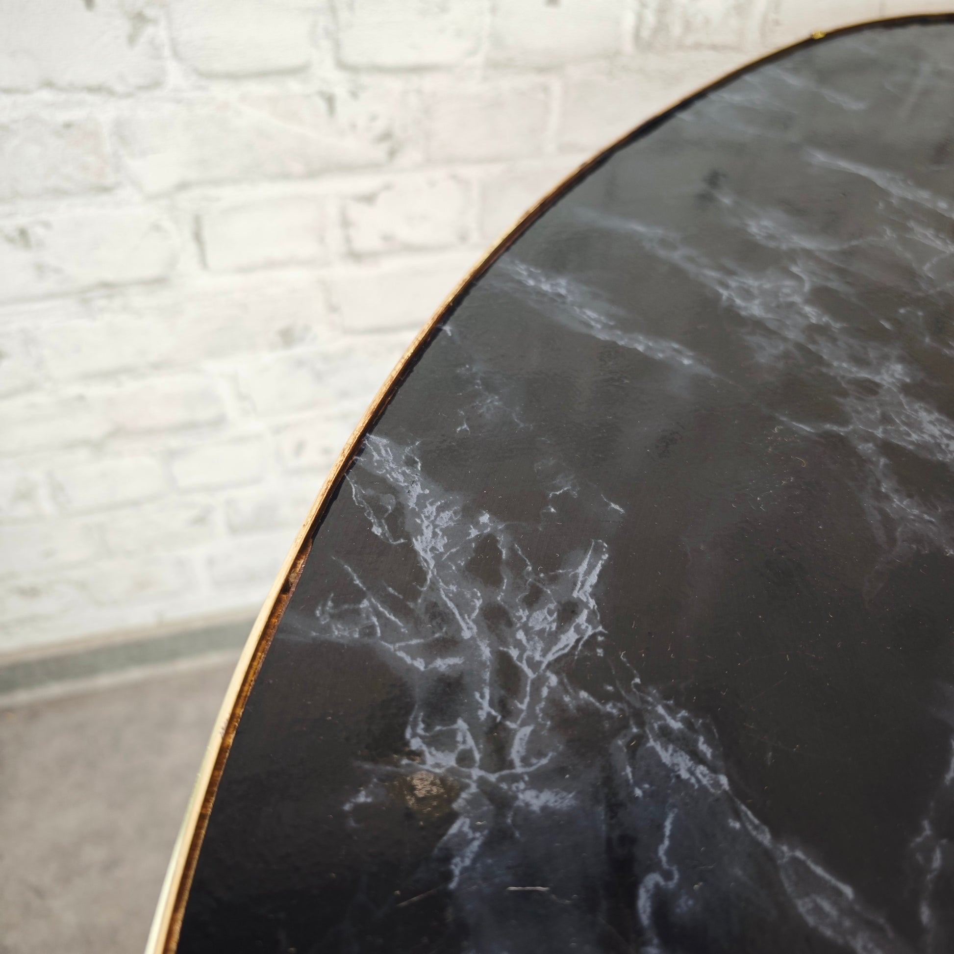 Midcentury Nierentisch schwarz Marmoroptik 50er Jahre Dreibein Messingrand Holzbeine Space Age Rockabilly