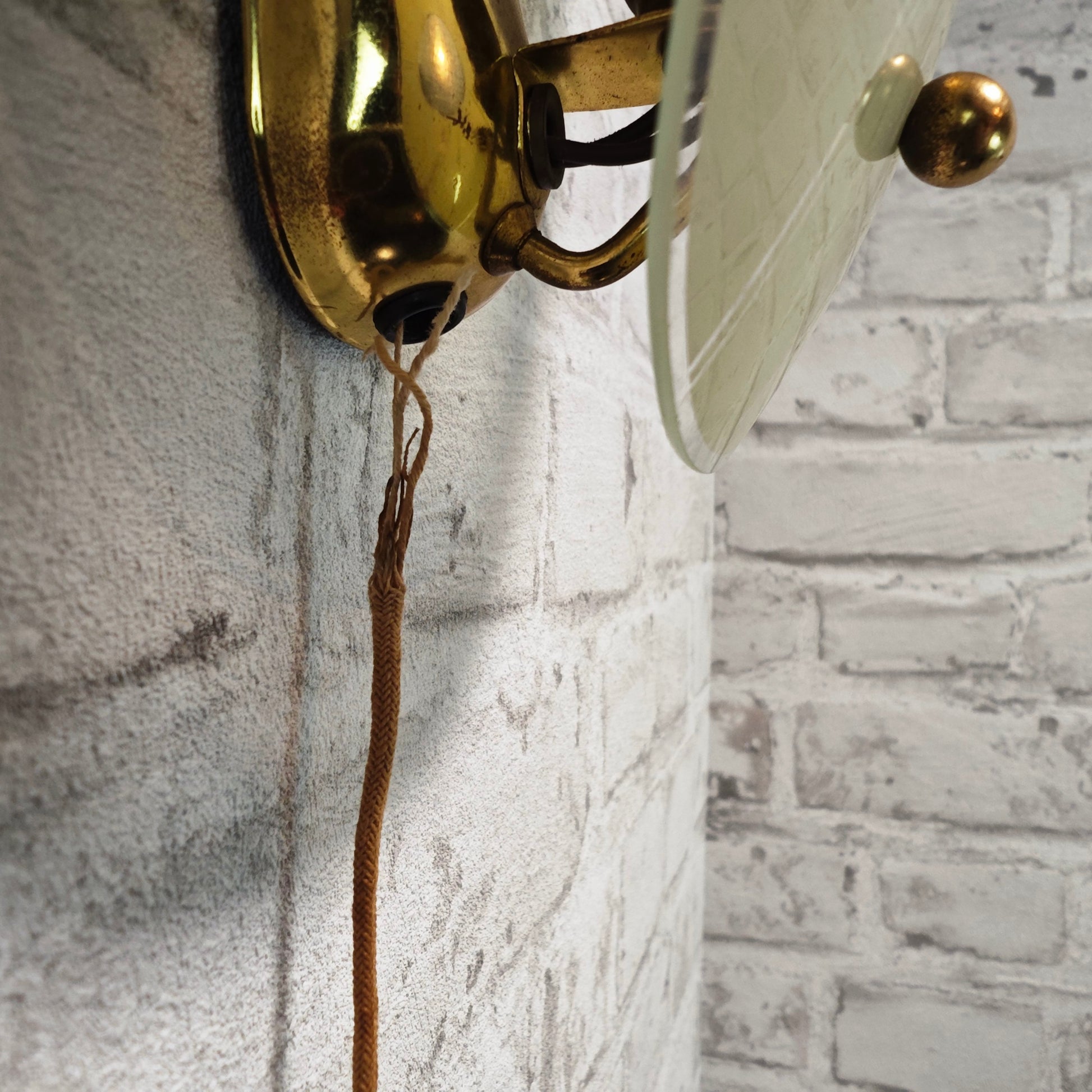 Wandlampe 50er Jahre Glas Messing Nierenform Midcentury Vintage Space Age mit Zugschalter