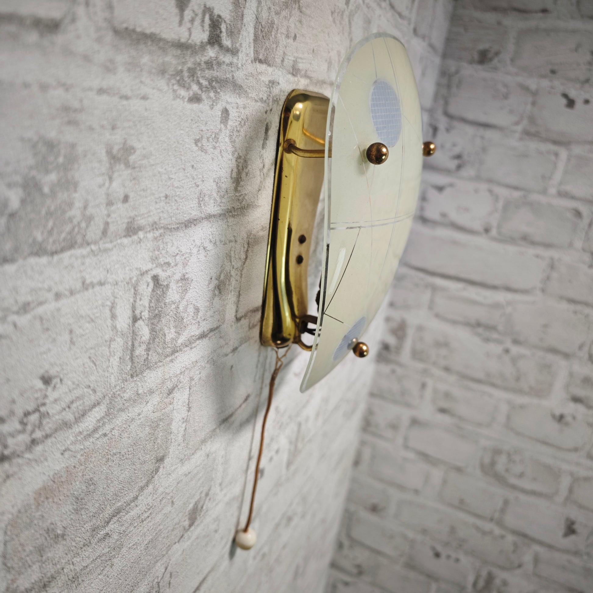 Wandlampe 50er Jahre Glas Messing Nierenform Midcentury Vintage Space Age mit Zugschalter
