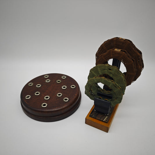Wabenspulen Set mit C.J. Vogel Spulen und Holzsockel Kristall Detektor Radio Zubehör 1920er Technik Sammlung
