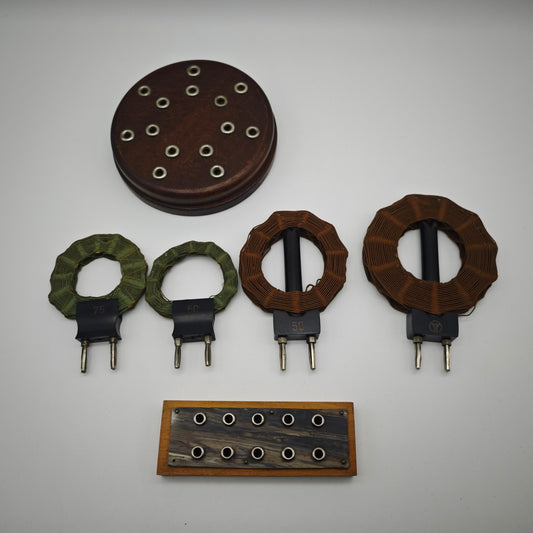 Wabenspulen Set mit C.J. Vogel Spulen und Holzsockel Kristall Detektor Radio Zubehör 1920er Technik Sammlung