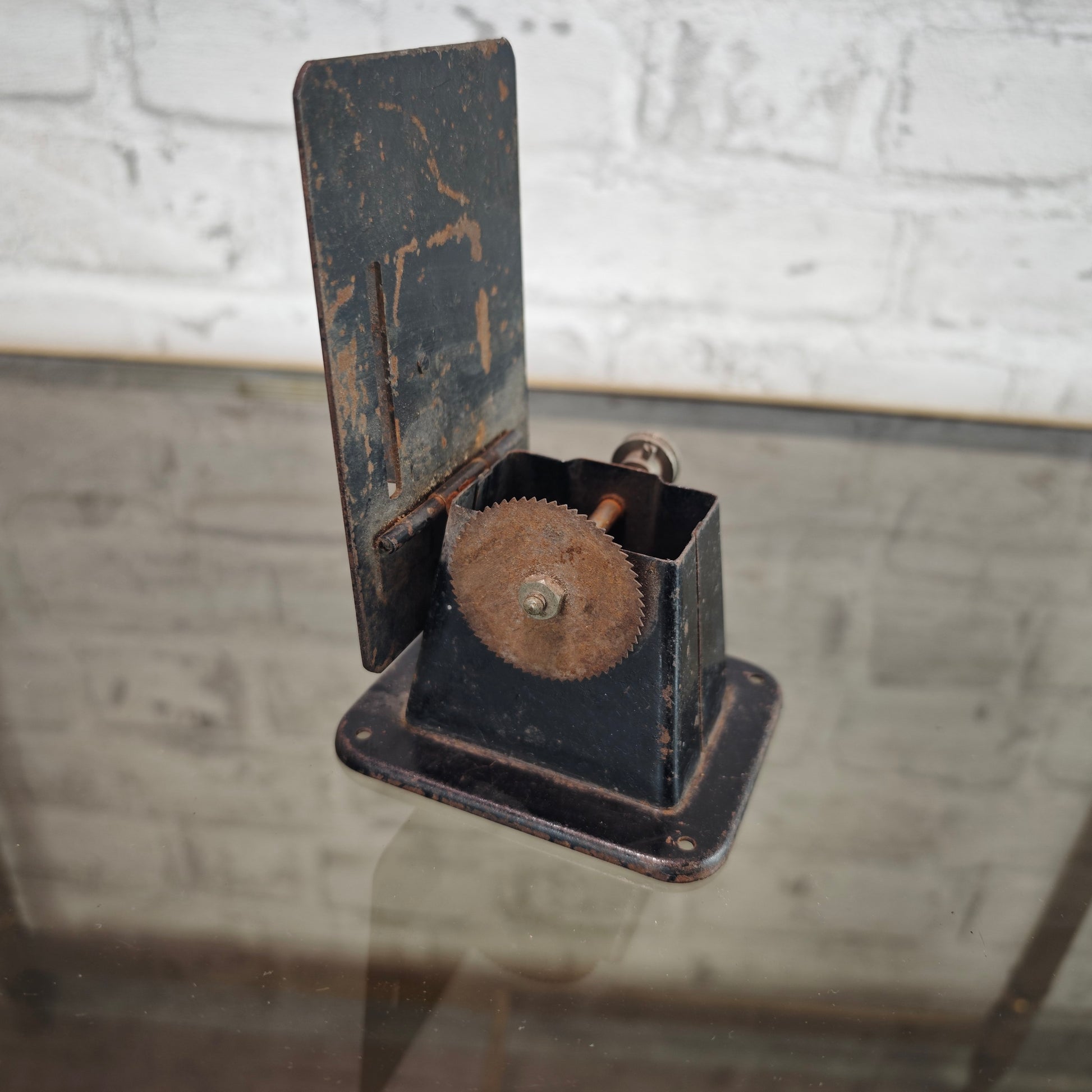 Antike Dampfmaschinen Kreissäge 1920er Zubehör aus Blech mit Zahnradantrieb frühes technisches Spielzeug Dampfspielzeug