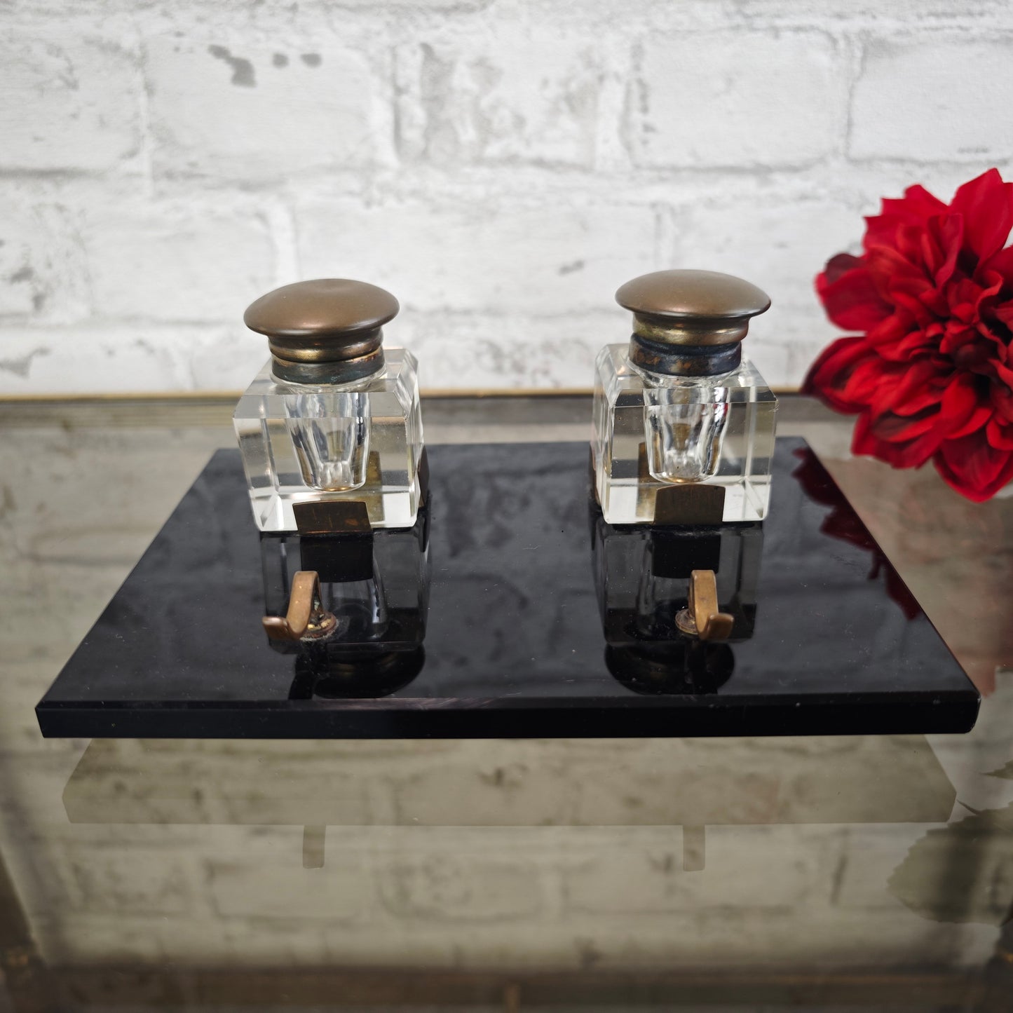 Schreibtischset Tintenfass Füllerhalter Glas Messing auf schwarzem Steinsockel Vintage Schreibgarnitur