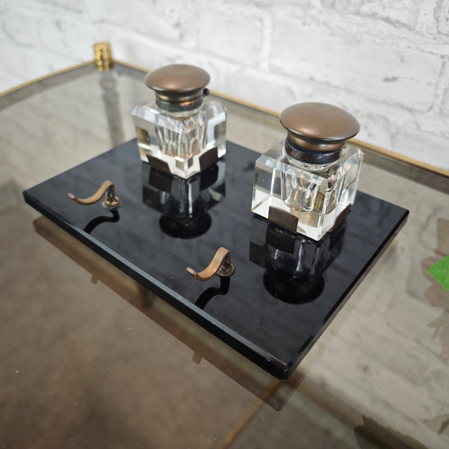 Schreibtischset Tintenfass Füllerhalter Glas Messing auf schwarzem Steinsockel Vintage Schreibgarnitur
