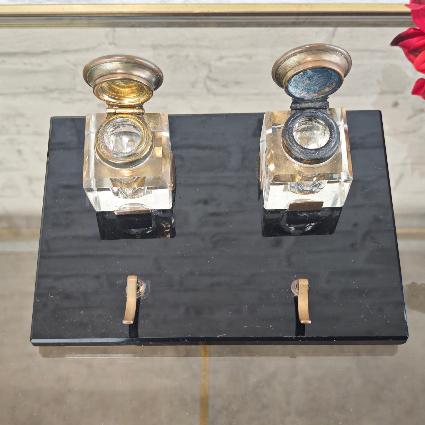 Schreibtischset Tintenfass Füllerhalter Glas Messing auf schwarzem Steinsockel Vintage Schreibgarnitur