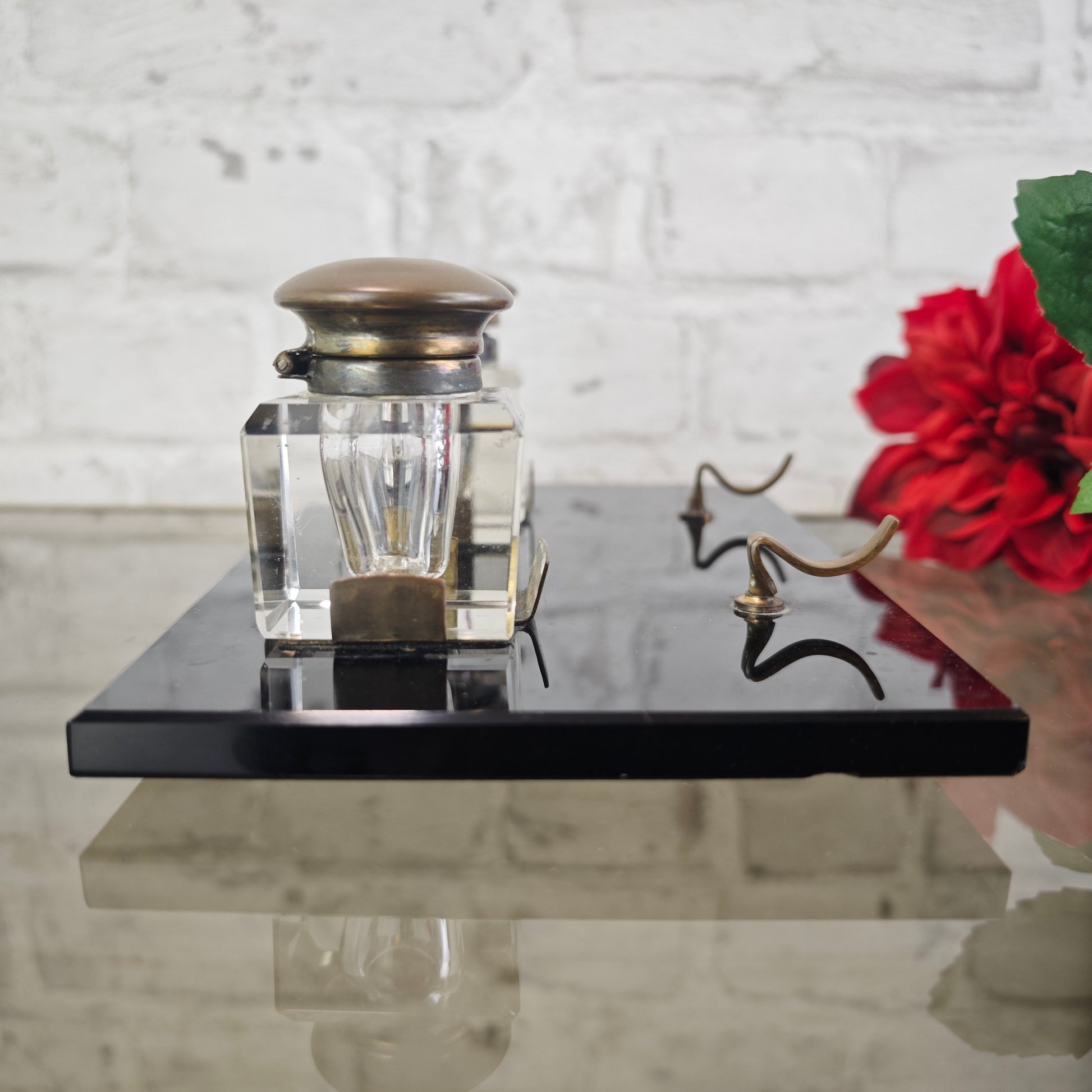 Schreibtischset Tintenfass Füllerhalter Glas Messing auf schwarzem Steinsockel Vintage Schreibgarnitur