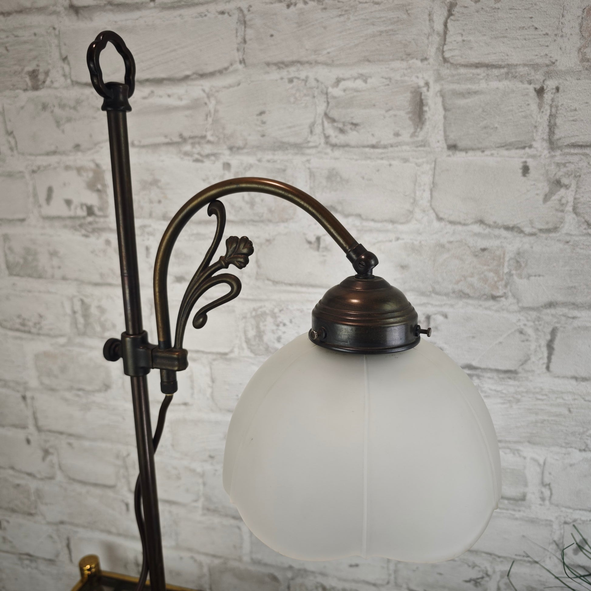 Jugendstil Tischlampe Casablanca West Germany Messing bronze höhenverstellbar mit mattem Glasschirm Blütenform ca 56 cm Vintage Lampe