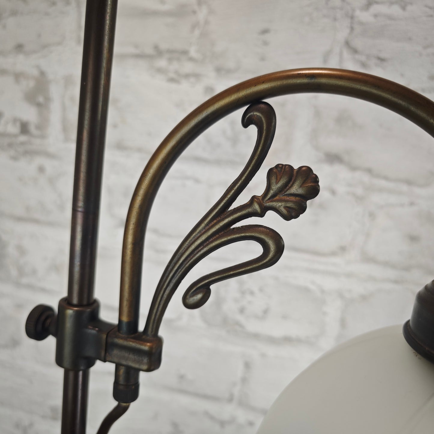 Jugendstil Tischlampe Casablanca West Germany Messing bronze höhenverstellbar mit mattem Glasschirm Blütenform ca 56 cm Vintage Lampe