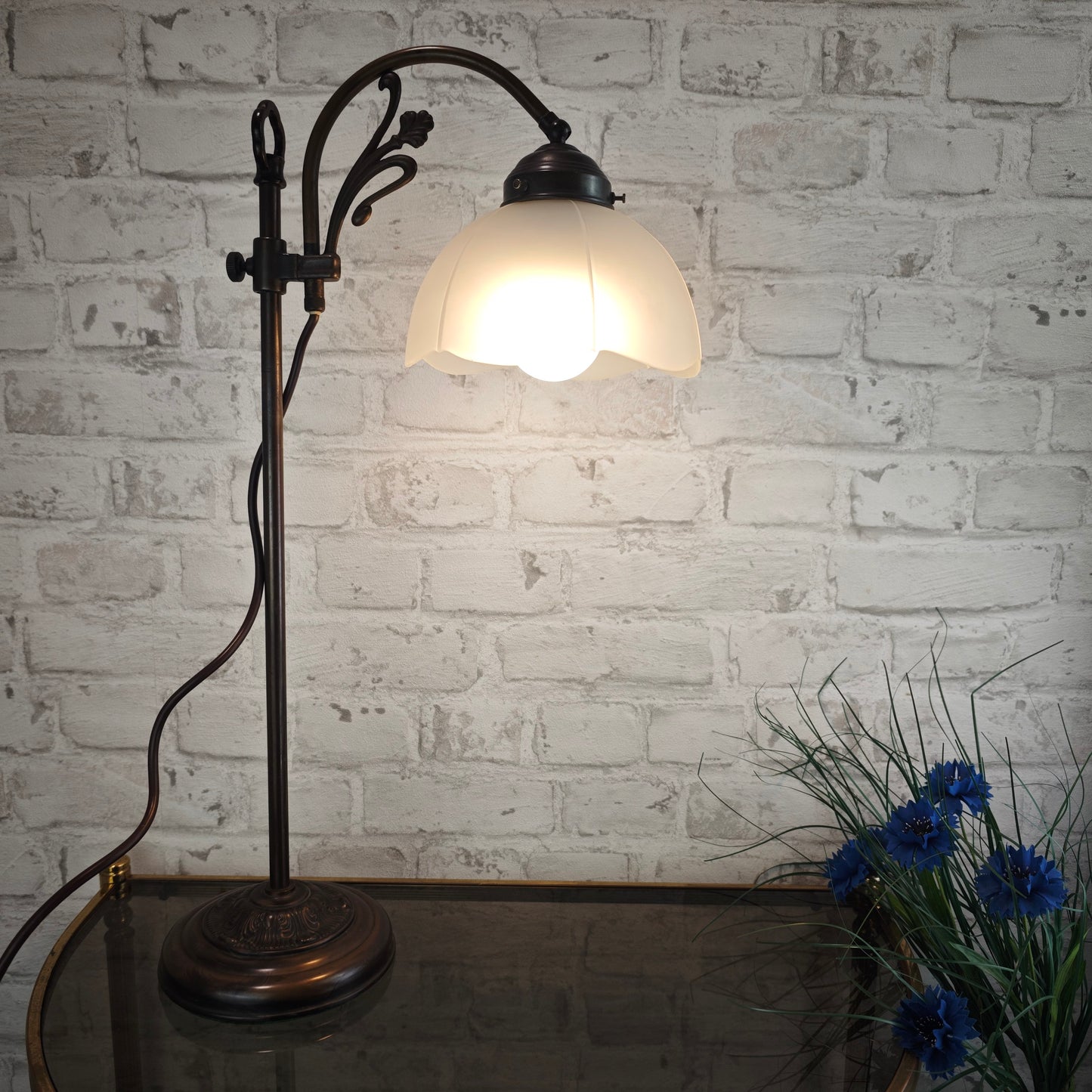 Jugendstil Tischlampe Casablanca West Germany Messing bronze höhenverstellbar mit mattem Glasschirm Blütenform ca 56 cm Vintage Lampe