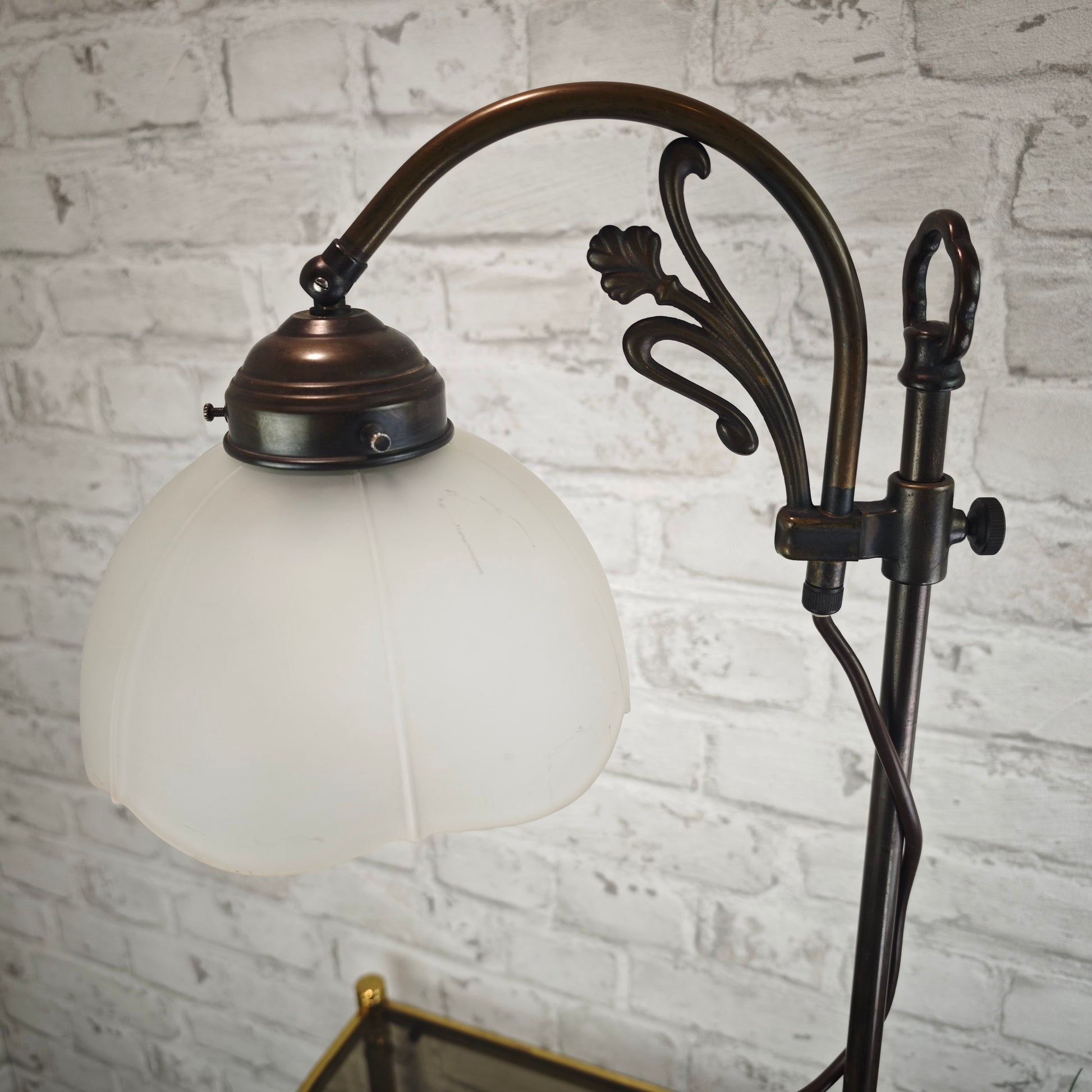 Jugendstil Tischlampe Casablanca West Germany Messing bronze höhenverstellbar mit mattem Glasschirm Blütenform ca 56 cm Vintage Lampe