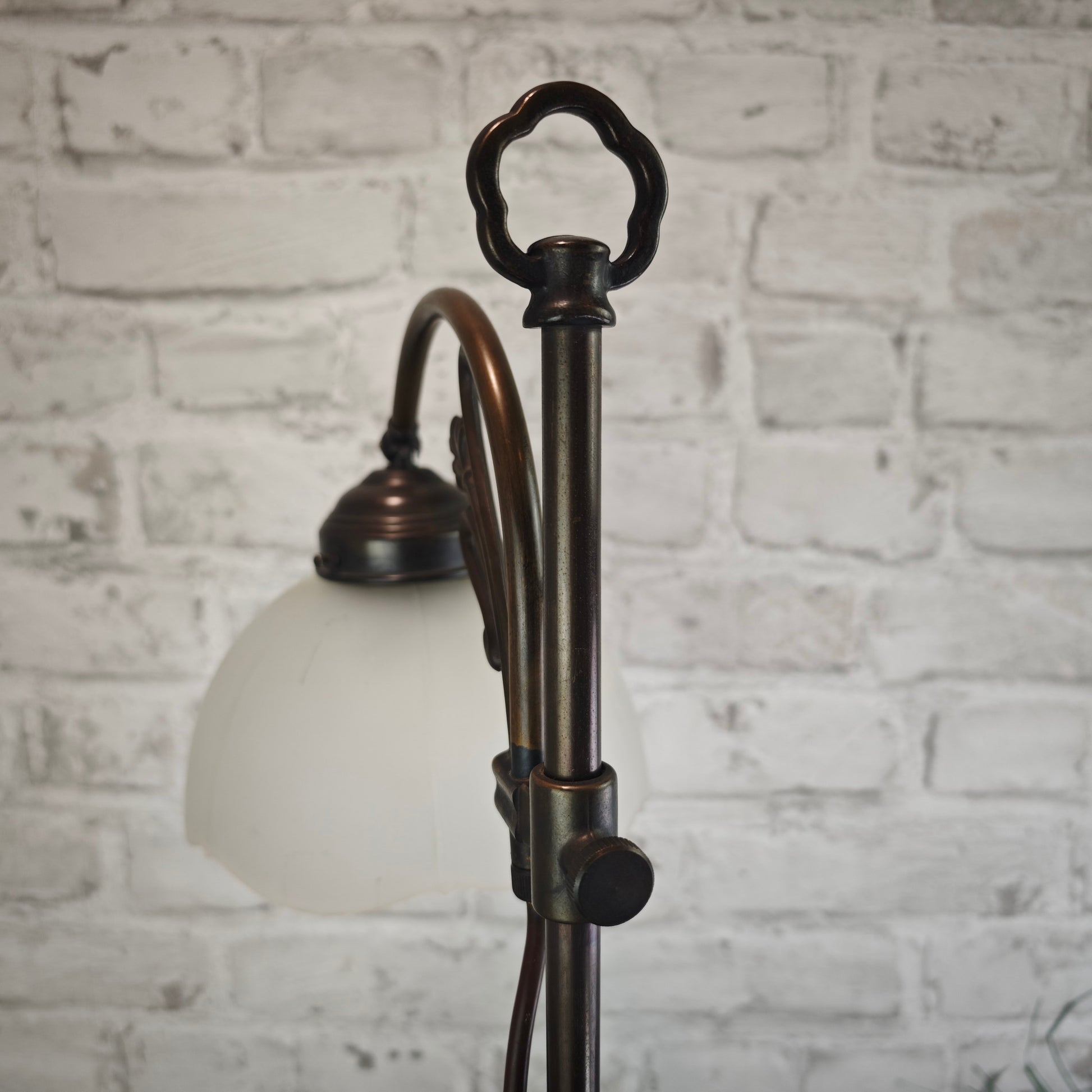 Jugendstil Tischlampe Casablanca West Germany Messing bronze höhenverstellbar mit mattem Glasschirm Blütenform ca 56 cm Vintage Lampe