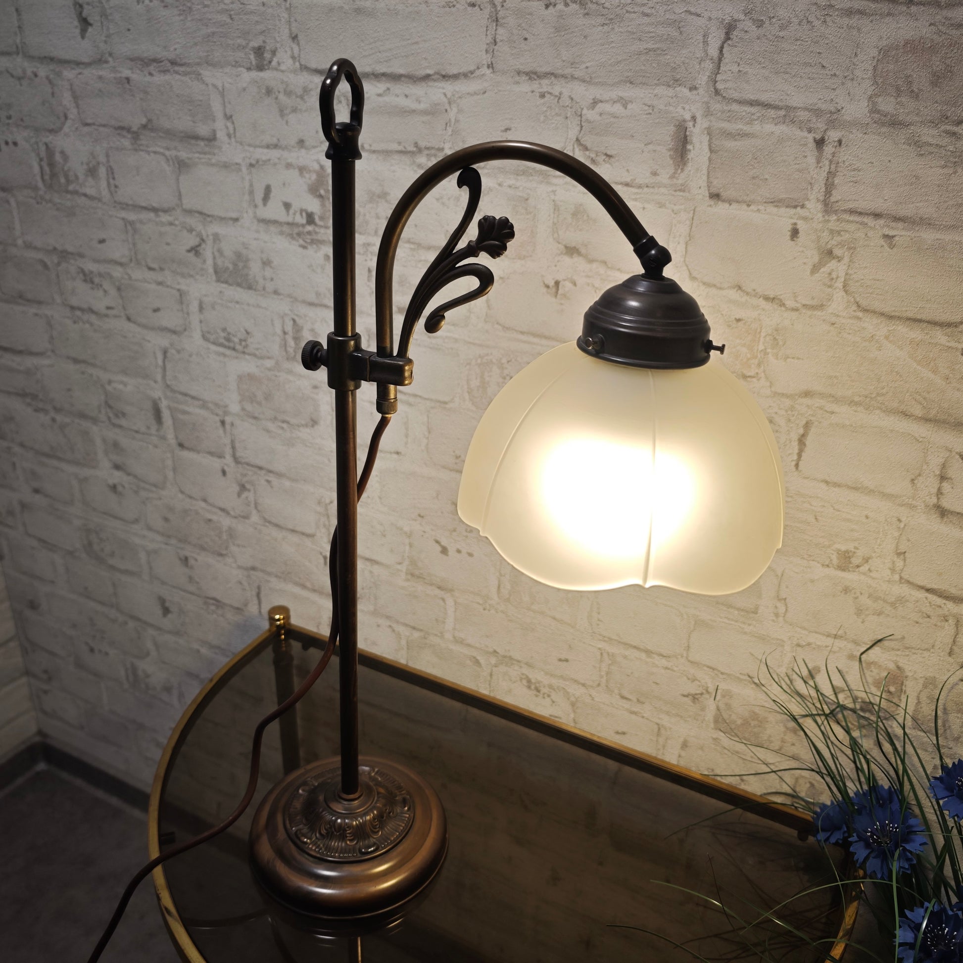Jugendstil Tischlampe Casablanca West Germany Messing bronze höhenverstellbar mit mattem Glasschirm Blütenform ca 56 cm Vintage Lampe