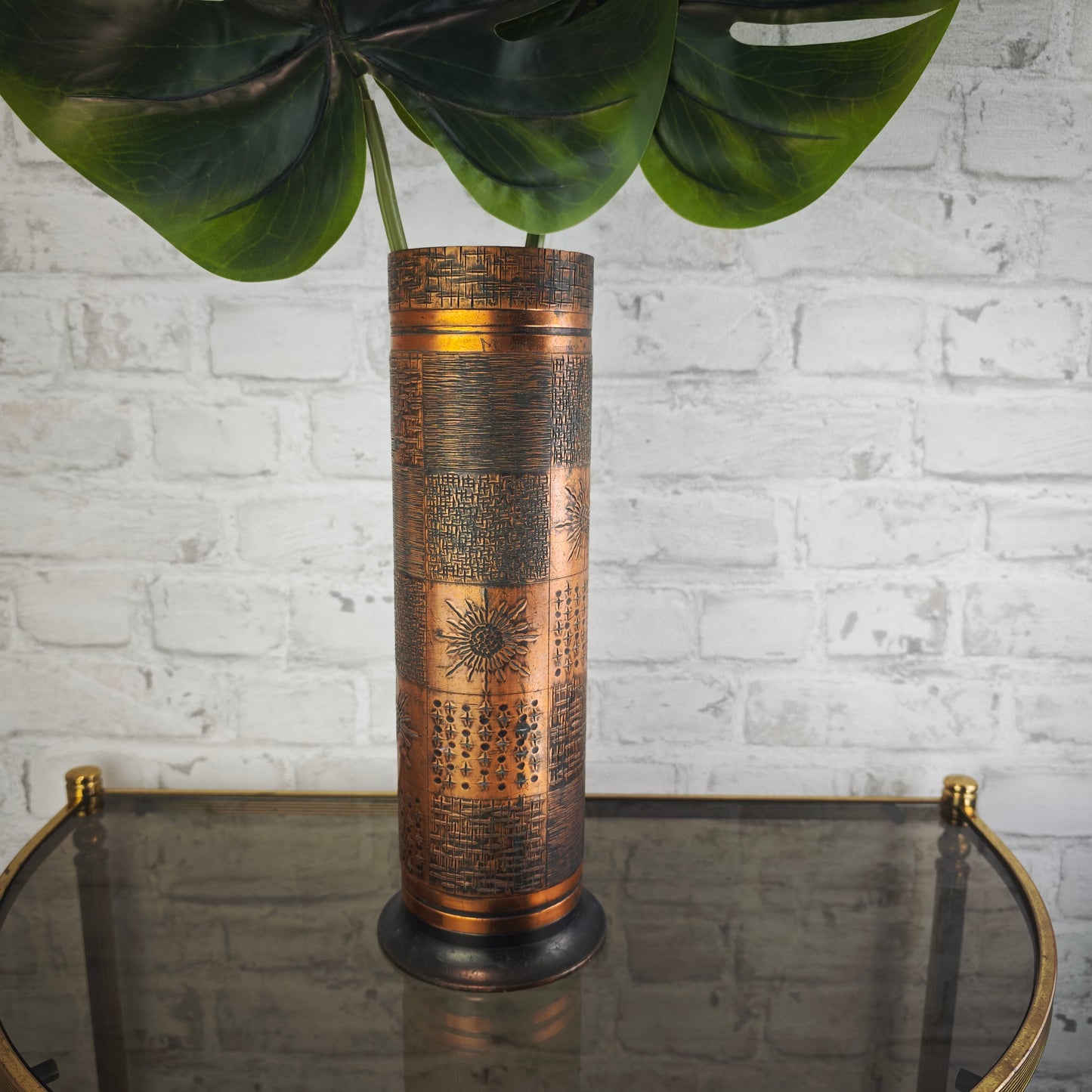 Massive Kupfervase 1960er Mid-Century Modern Relief Sonne Sterne 33,5 cm schwere Vase patiniert Vintage Dekovase