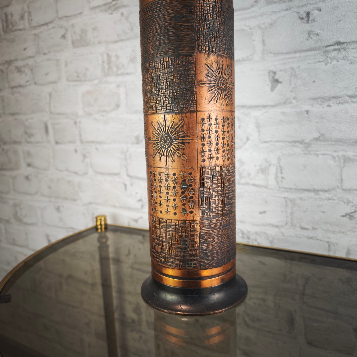 Massive Kupfervase 1960er Mid-Century Modern Relief Sonne Sterne 33,5 cm schwere Vase patiniert Vintage Dekovase