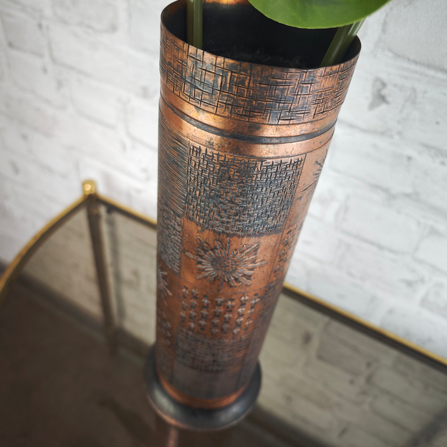 Massive Kupfervase 1960er Mid-Century Modern Relief Sonne Sterne 33,5 cm schwere Vase patiniert Vintage Dekovase