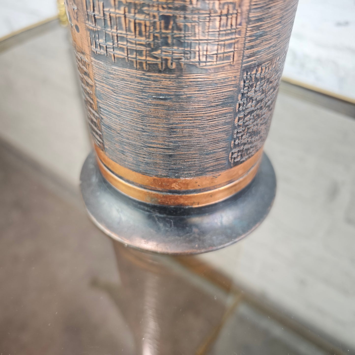 Massive Kupfervase 1960er Mid-Century Modern Relief Sonne Sterne 33,5 cm schwere Vase patiniert Vintage Dekovase