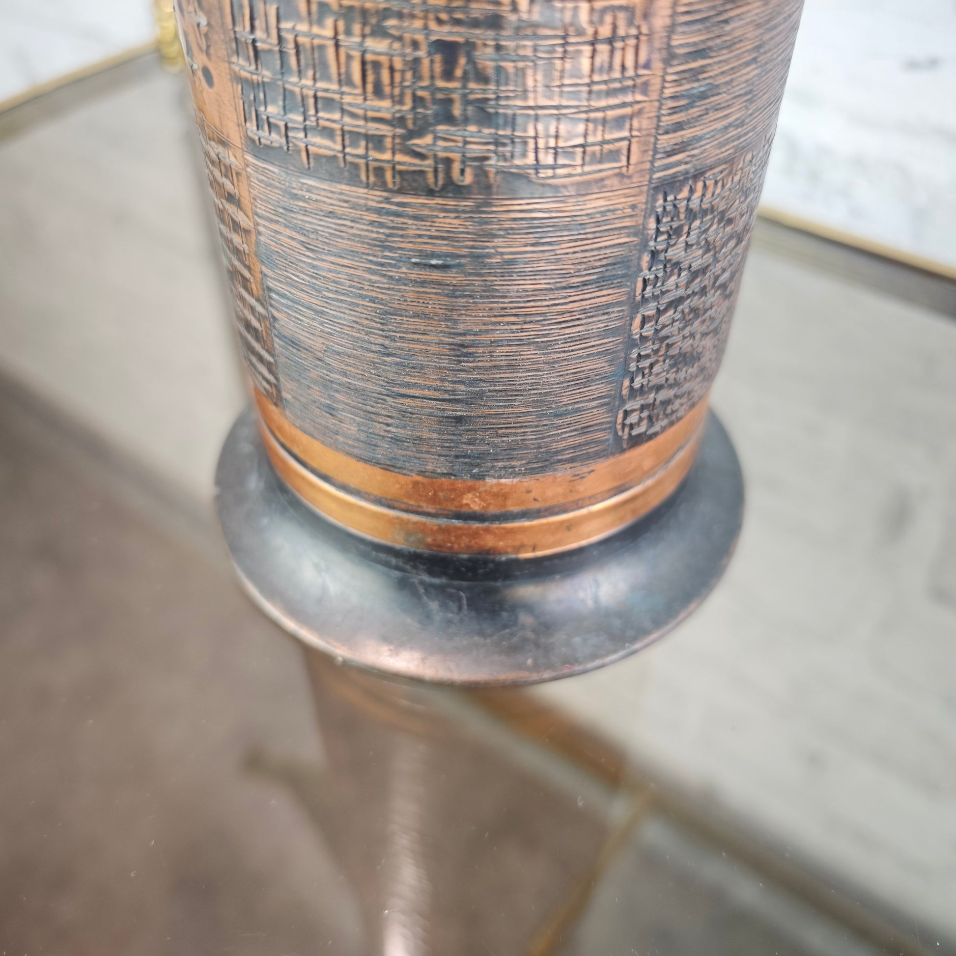 Massive Kupfervase 1960er Mid-Century Modern Relief Sonne Sterne 33,5 cm schwere Vase patiniert Vintage Dekovase