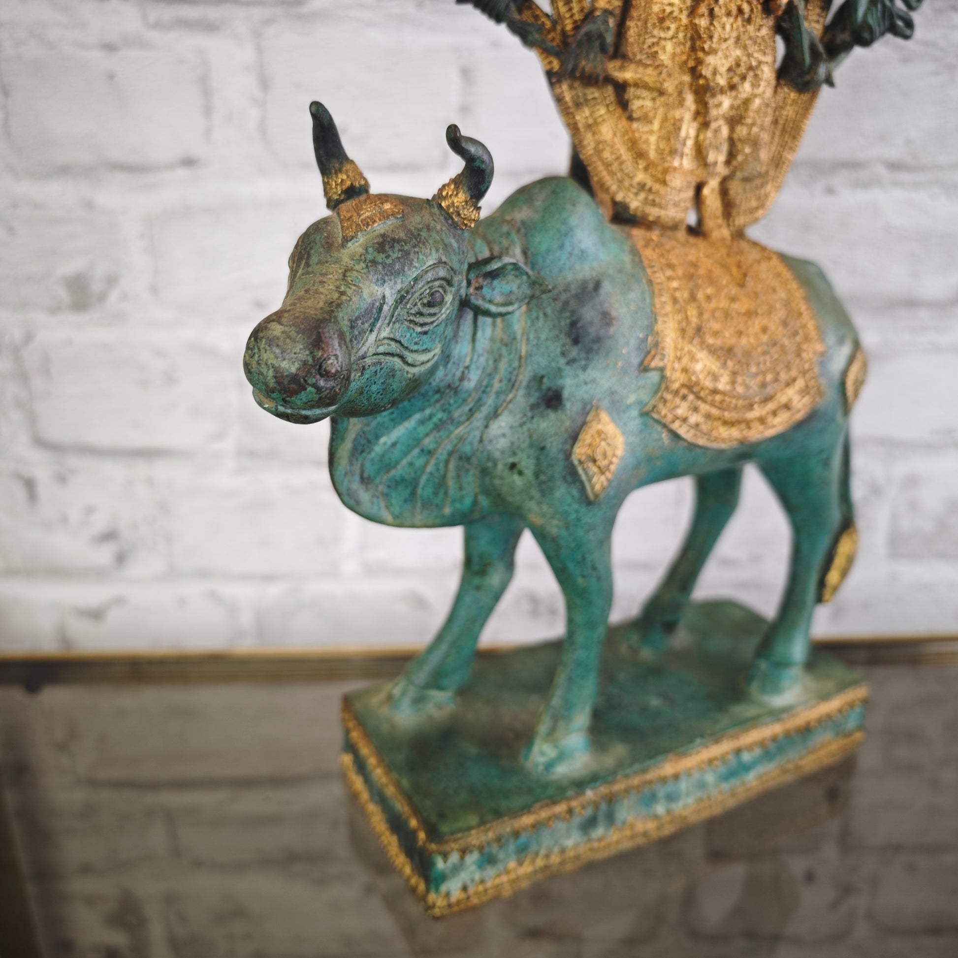 Shiva Nandi Bronze Statue 44 cm grün gold Patina | traditionelle hinduistische Darstellung | schwere Figur aus Indien