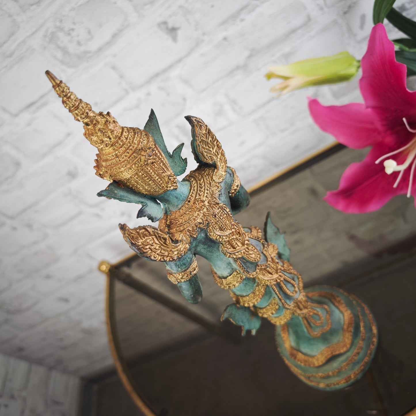 Thai Thepphanom Figur Bronze Patina 38 cm Messingguss stehende Deva Anjali Mudra Tempelwächter Statue Meditationsraum Yoga Deko