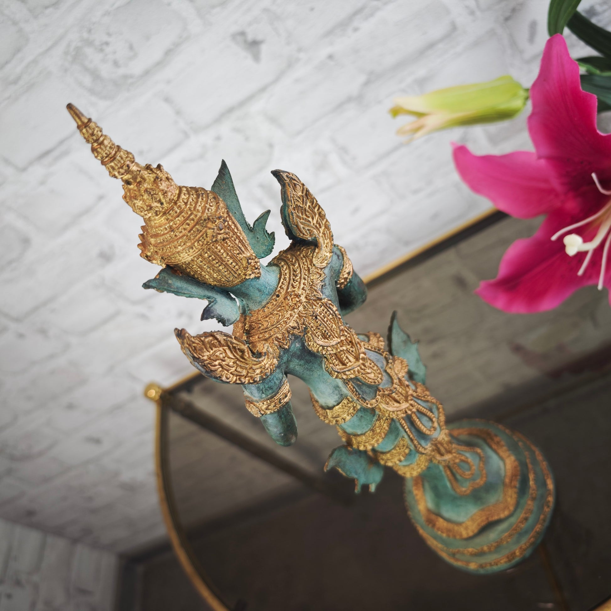 Thai Thepphanom Figur Bronze Patina 38 cm Messingguss stehende Deva Anjali Mudra Tempelwächter Statue Meditationsraum Yoga Deko