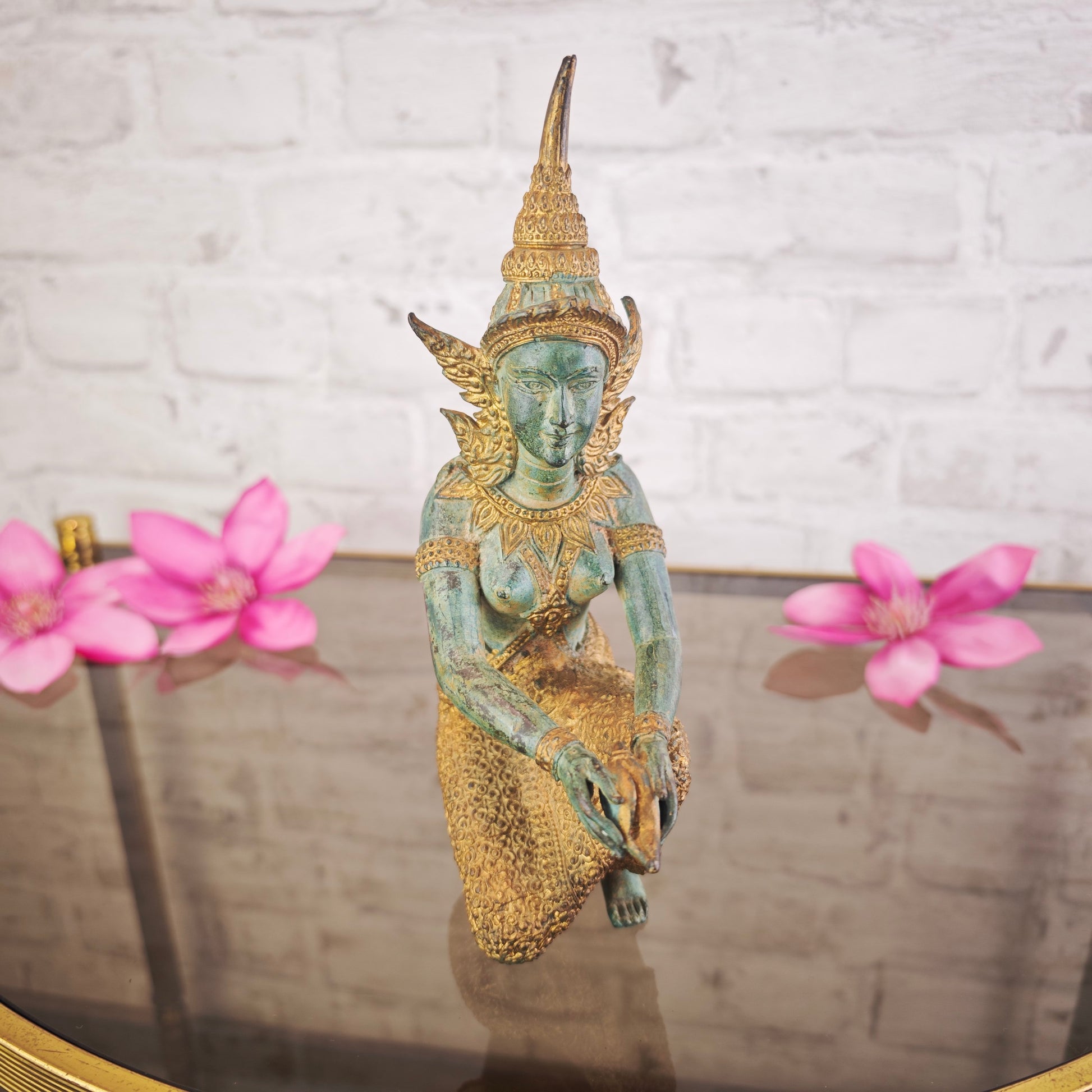 Kniende Deva Statue mit Muschel Bronze Patina 23 cm Metallguss Apsara inspiriert Meditation Yoga Raum Tempelfigur spirituelle Deko