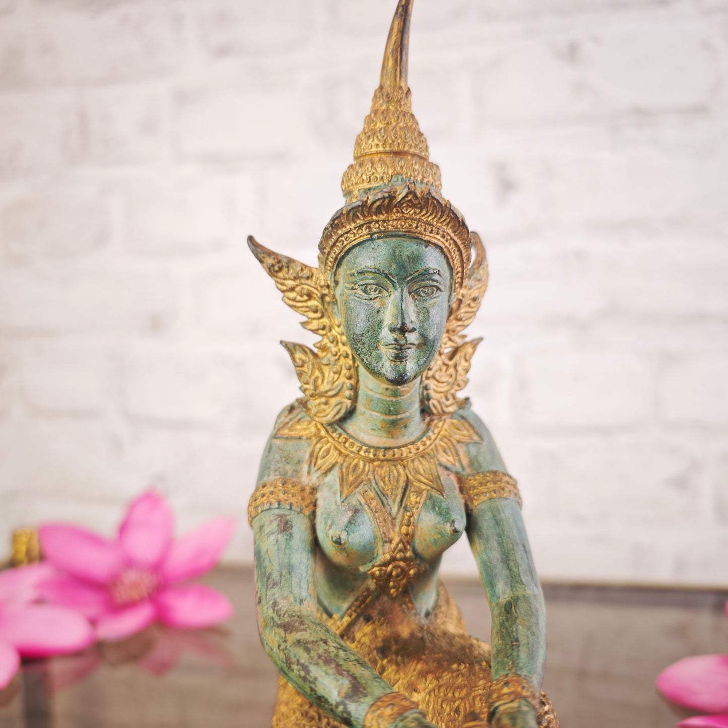 Kniende Deva Statue mit Muschel Bronze Patina 23 cm Metallguss Apsara inspiriert Meditation Yoga Raum Tempelfigur spirituelle Deko