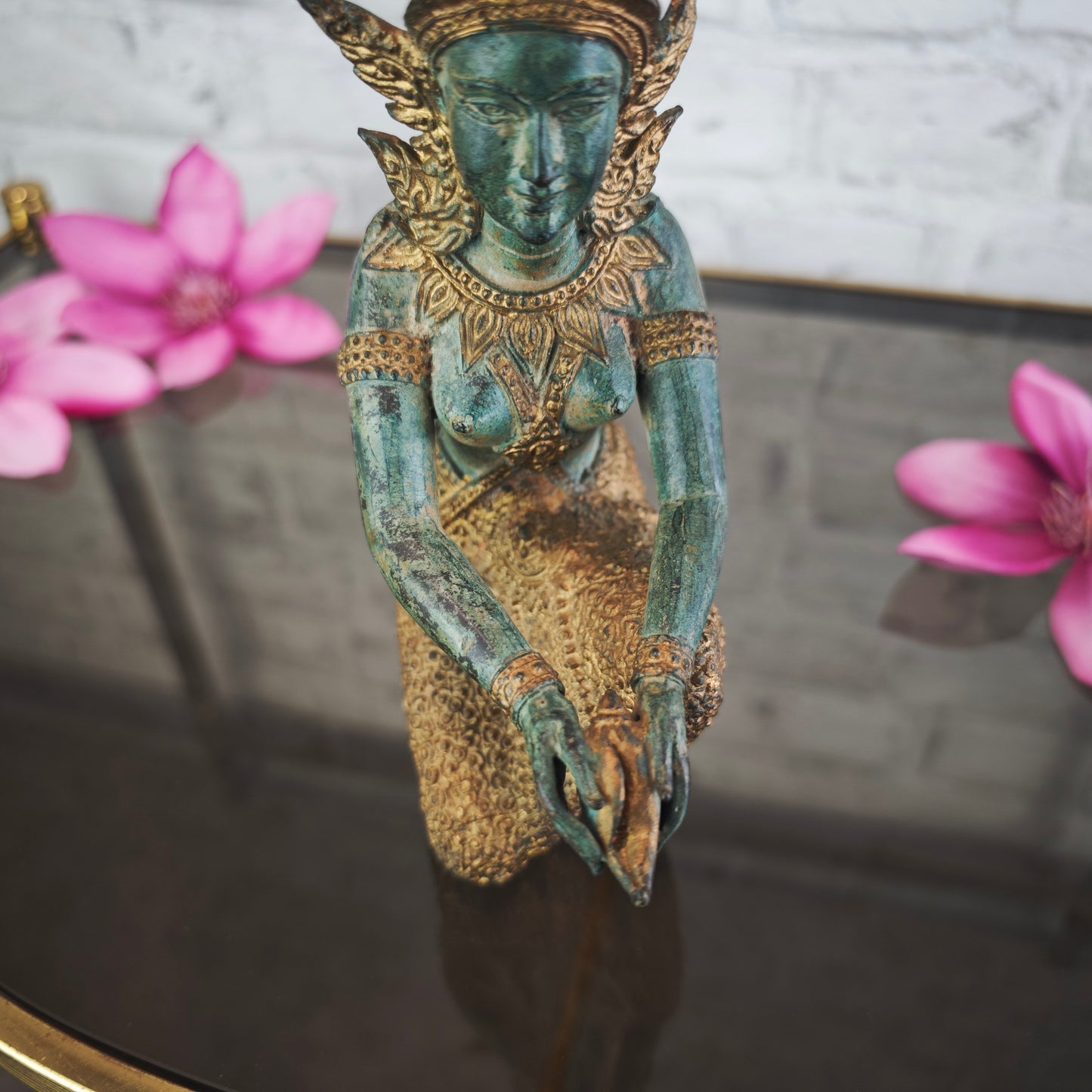 Kniende Deva Statue mit Muschel Bronze Patina 23 cm Metallguss Apsara inspiriert Meditation Yoga Raum Tempelfigur spirituelle Deko