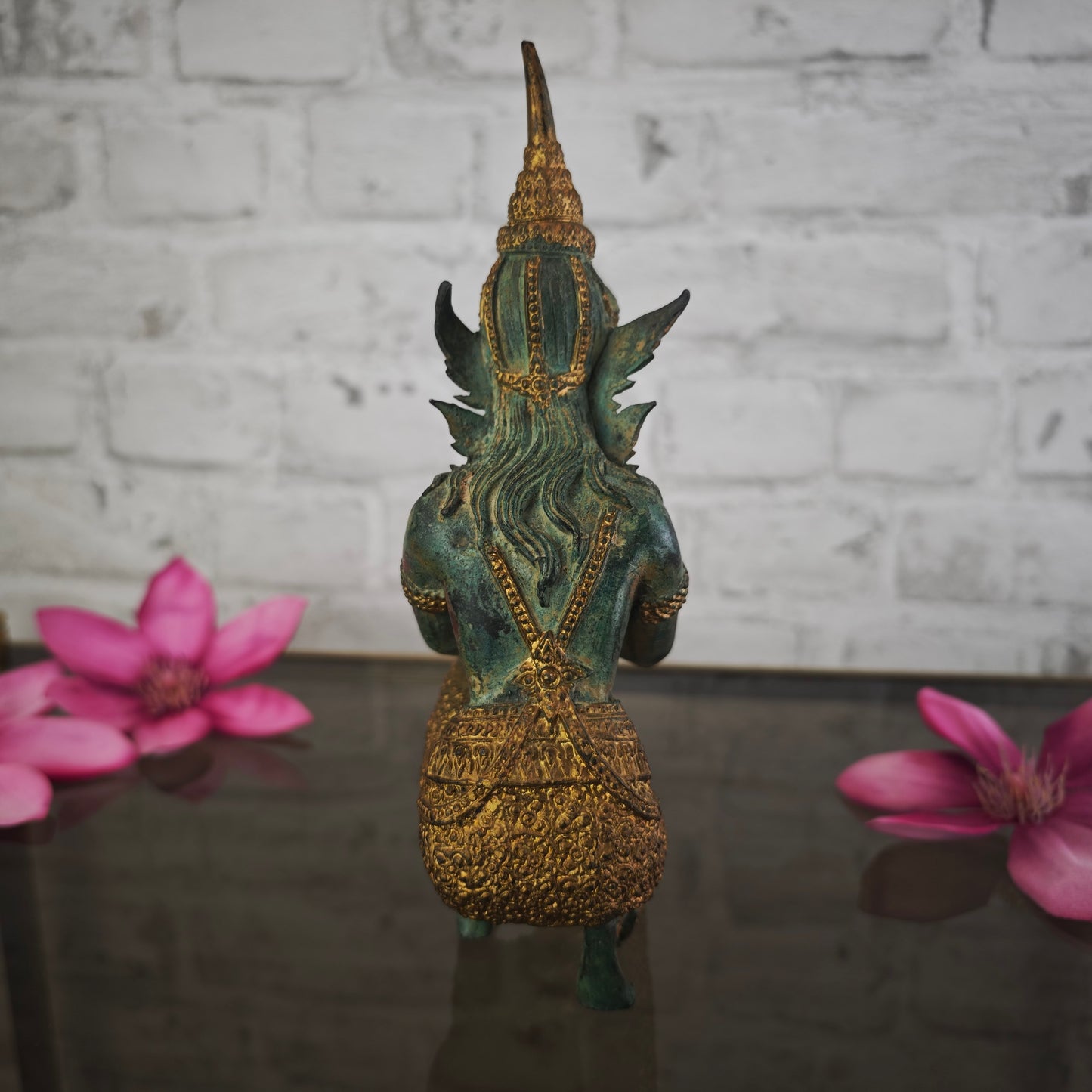 Kniende Deva Statue mit Muschel Bronze Patina 23 cm Metallguss Apsara inspiriert Meditation Yoga Raum Tempelfigur spirituelle Deko