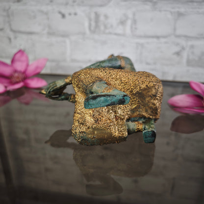 Kniende Deva Statue mit Muschel Bronze Patina 23 cm Metallguss Apsara inspiriert Meditation Yoga Raum Tempelfigur spirituelle Deko