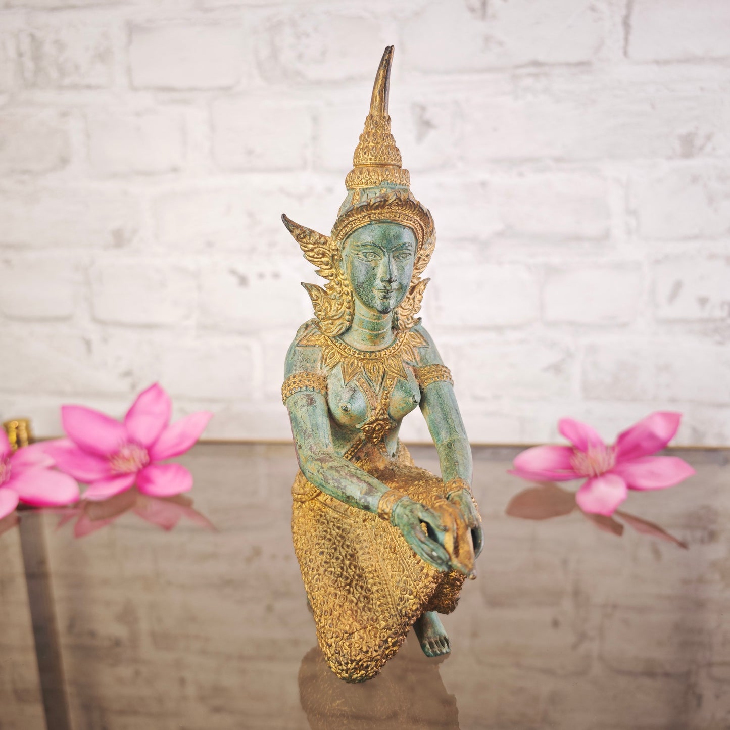 Kniende Deva Statue mit Muschel Bronze Patina 23 cm Metallguss Apsara inspiriert Meditation Yoga Raum Tempelfigur spirituelle Deko