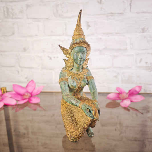 Kniende Deva Statue mit Muschel Bronze Patina 23 cm Metallguss Apsara inspiriert Meditation Yoga Raum Tempelfigur spirituelle Deko