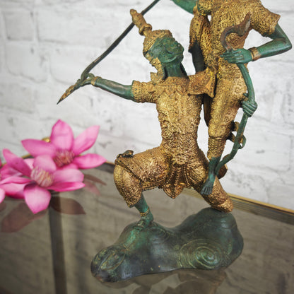 Bronze Figur Ramayana Kriegerpaar mit stilisierten Waffen Thailand Messing Patina 30 cm mythologische Kampf Szene Meditation Yoga Deko