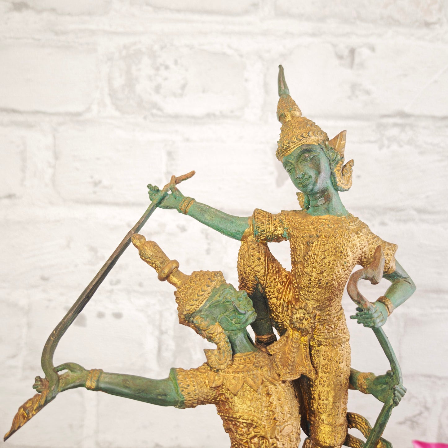 Bronze Figur Ramayana Kriegerpaar mit stilisierten Waffen Thailand Messing Patina 30 cm mythologische Kampf Szene Meditation Yoga Deko