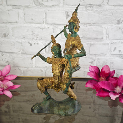 Bronze Figur Ramayana Kriegerpaar mit stilisierten Waffen Thailand Messing Patina 30 cm mythologische Kampf Szene Meditation Yoga Deko