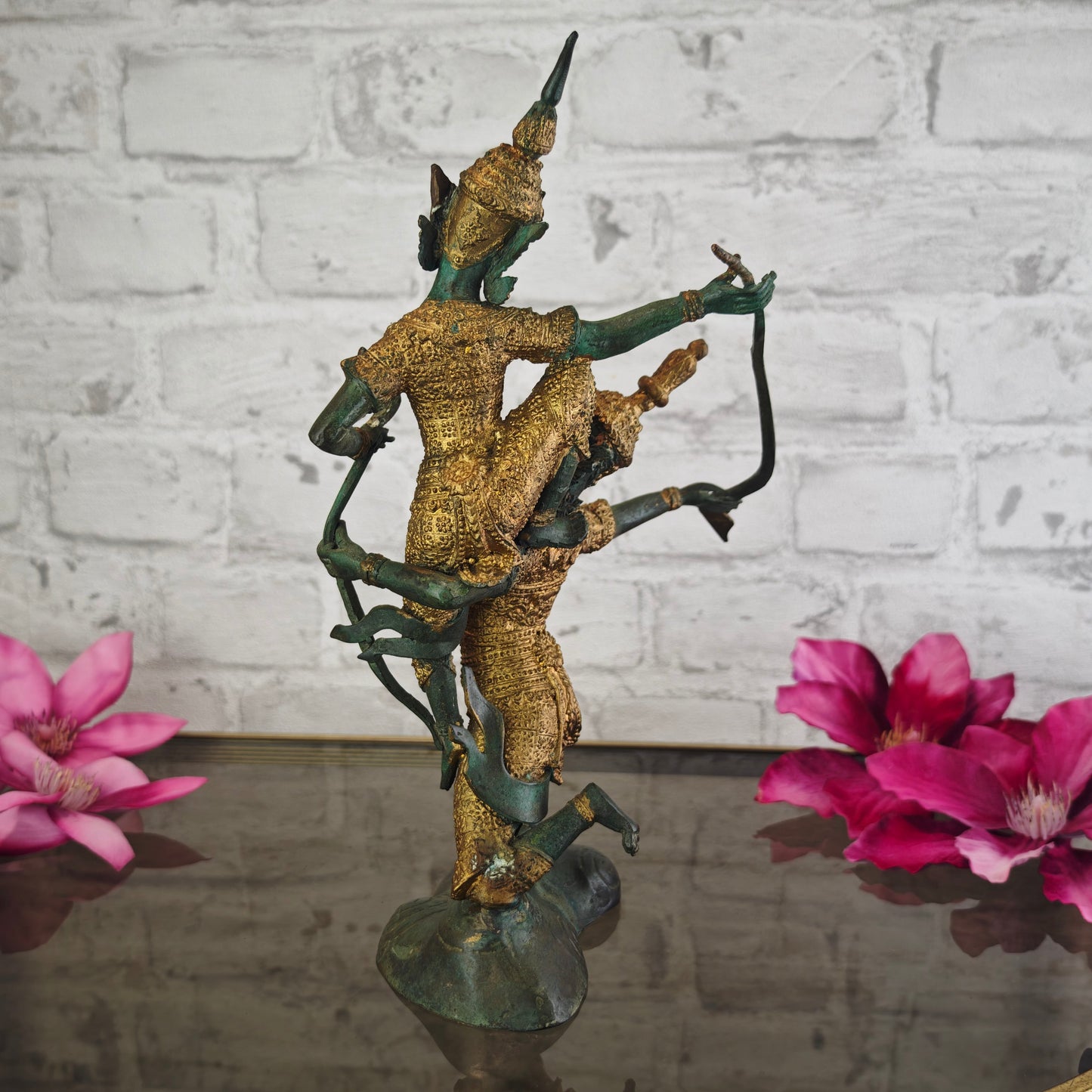 Bronze Figur Ramayana Kriegerpaar mit stilisierten Waffen Thailand Messing Patina 30 cm mythologische Kampf Szene Meditation Yoga Deko