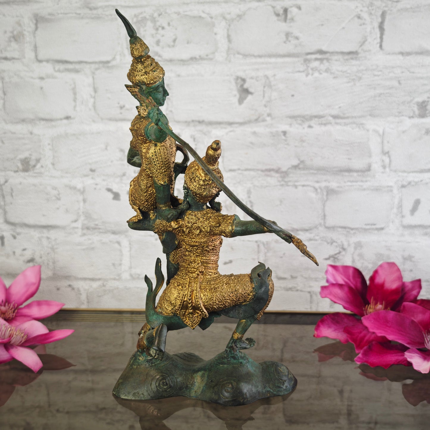 Bronze Figur Ramayana Kriegerpaar mit stilisierten Waffen Thailand Messing Patina 30 cm mythologische Kampf Szene Meditation Yoga Deko