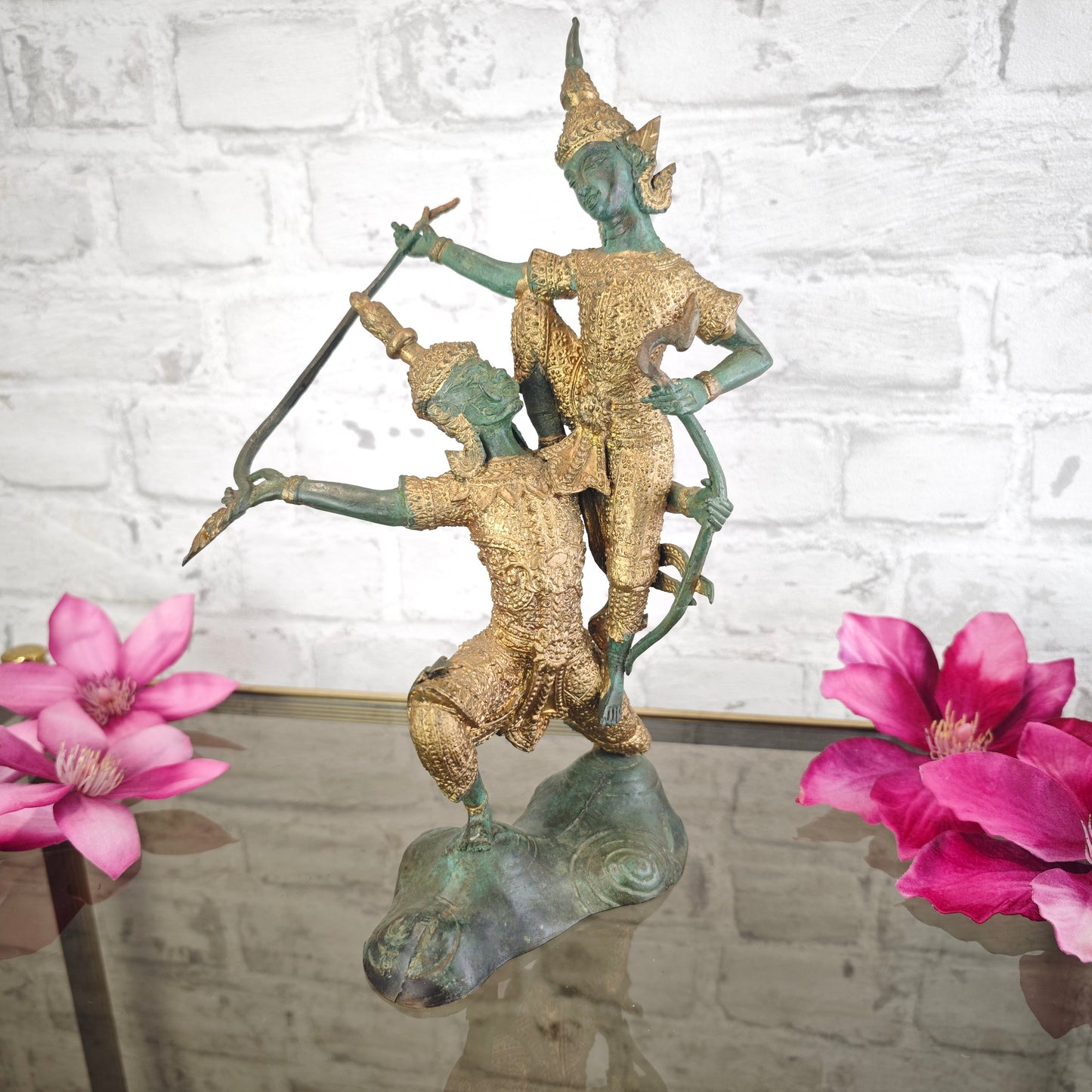 Bronze Figur Ramayana Kriegerpaar mit stilisierten Waffen Thailand Messing Patina 30 cm mythologische Kampf Szene Meditation Yoga Deko