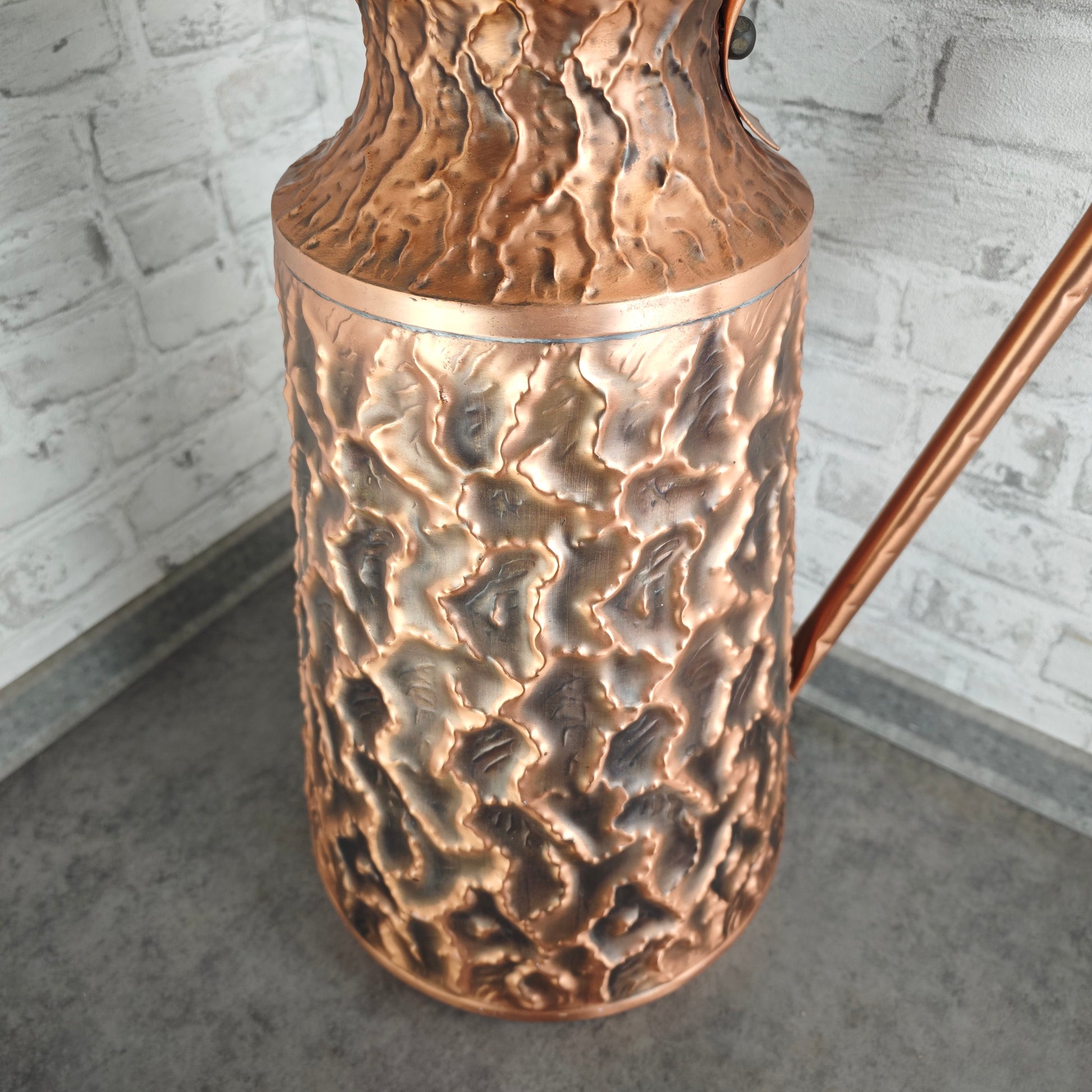 Große gehämmerte Kupfervase Hammerstruktur 61 cm Midcentury Maximalismus Loft Deko Metallvase Kupferkrug Relief Strukturvase Vintage