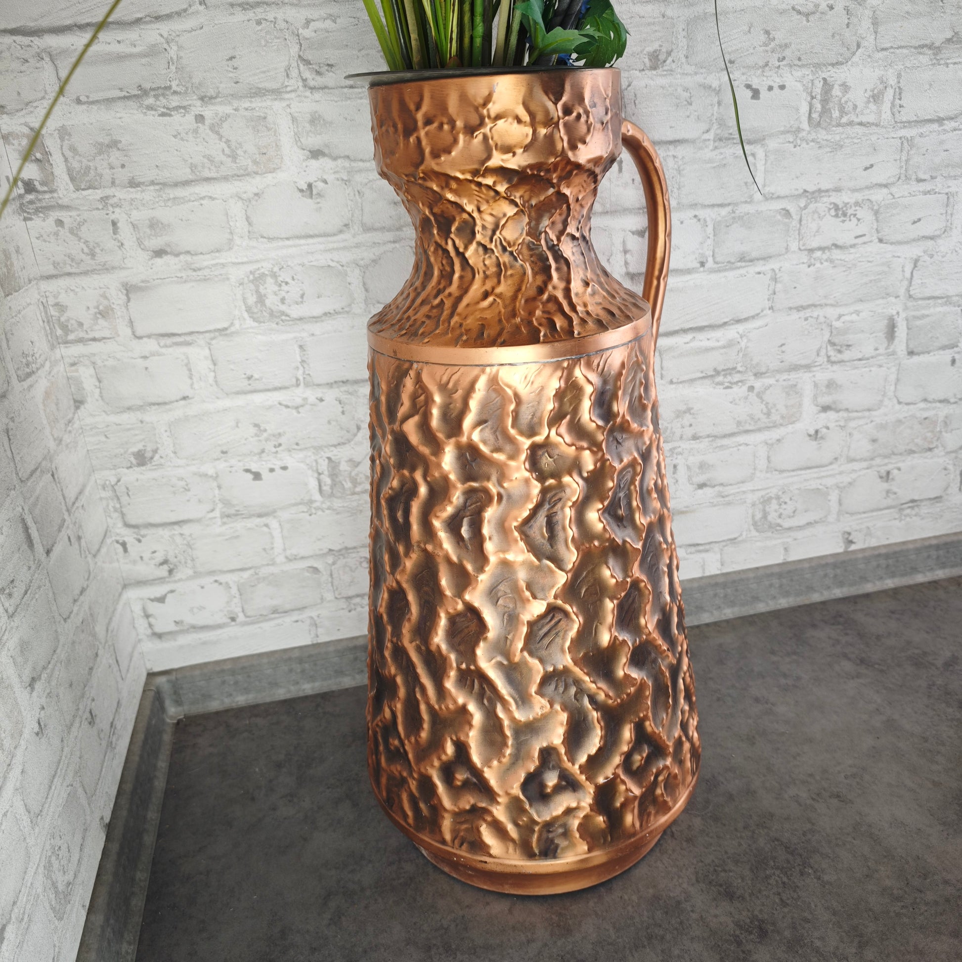 Große gehämmerte Kupfervase Hammerstruktur 61 cm Midcentury Maximalismus Loft Deko Metallvase Kupferkrug Relief Strukturvase Vintage