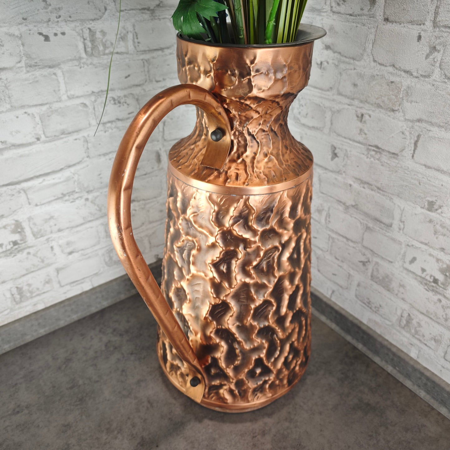 Große gehämmerte Kupfervase Hammerstruktur 61 cm Midcentury Maximalismus Loft Deko Metallvase Kupferkrug Relief Strukturvase Vintage