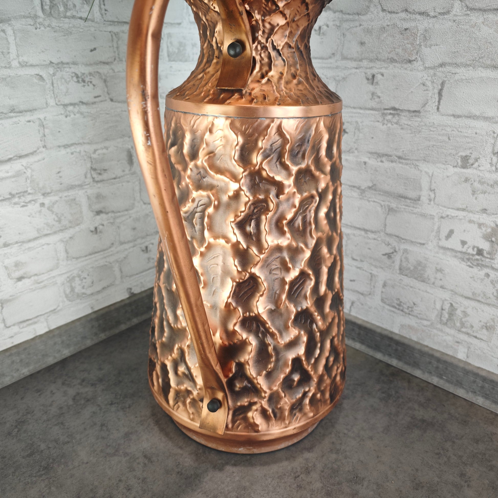 Große gehämmerte Kupfervase Hammerstruktur 61 cm Midcentury Maximalismus Loft Deko Metallvase Kupferkrug Relief Strukturvase Vintage