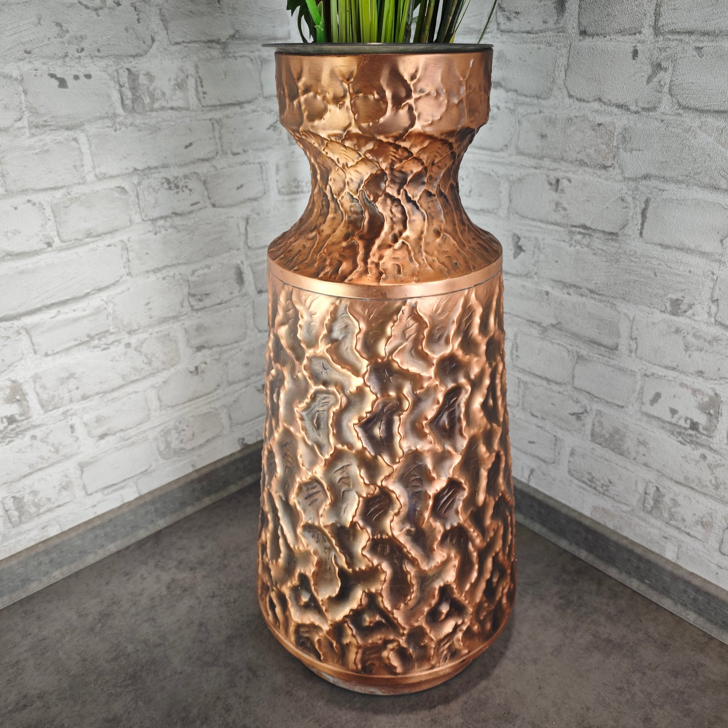 Große gehämmerte Kupfervase Hammerstruktur 61 cm Midcentury Maximalismus Loft Deko Metallvase Kupferkrug Relief Strukturvase Vintage