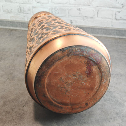 Große gehämmerte Kupfervase Hammerstruktur 61 cm Midcentury Maximalismus Loft Deko Metallvase Kupferkrug Relief Strukturvase Vintage