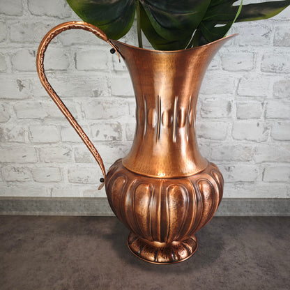 Midcentury Kupfer Bodenvase mit Henkel SKS Hammered Copper Pitcher 52 cm Kaminvase Maximalismus Vintage