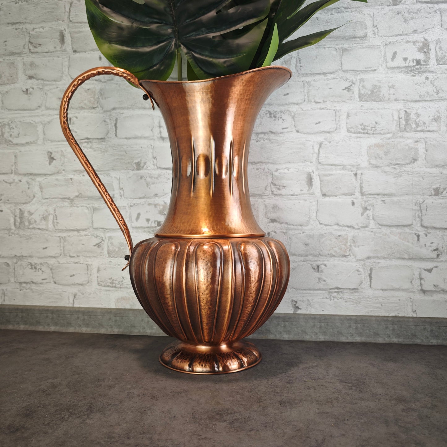 Midcentury Kupfer Bodenvase mit Henkel SKS Hammered Copper Pitcher 52 cm Kaminvase Maximalismus Vintage