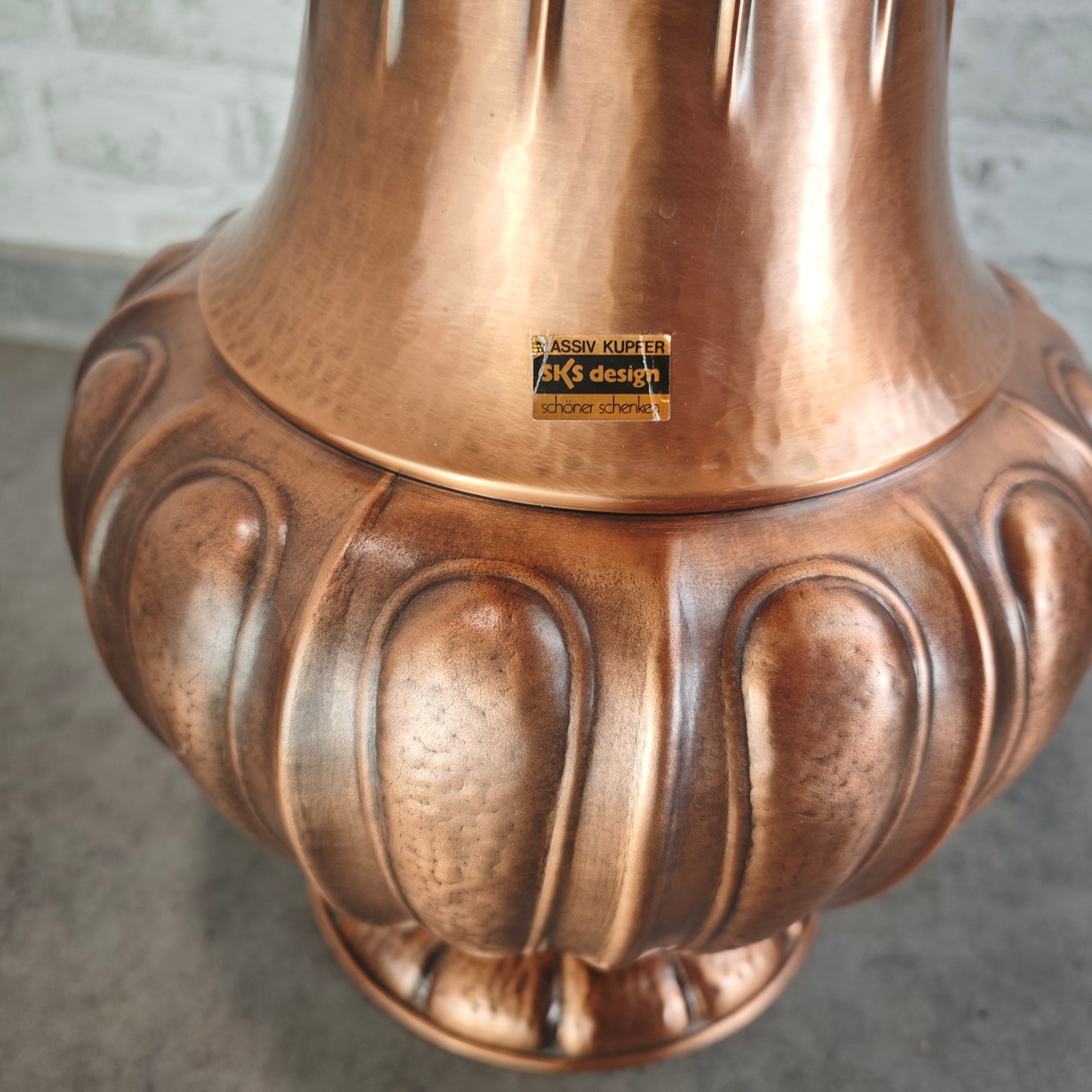 Midcentury Kupfer Bodenvase mit Henkel SKS Hammered Copper Pitcher 52 cm Kaminvase Maximalismus Vintage
