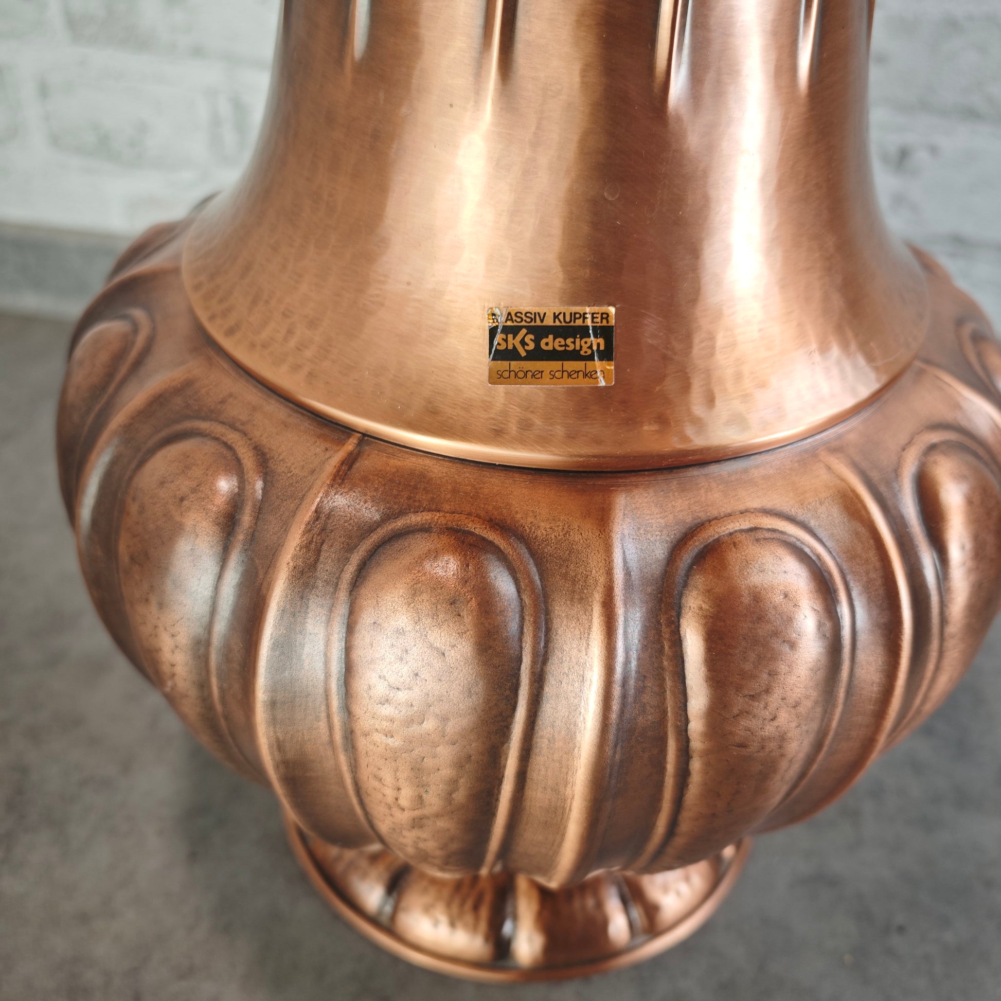 Midcentury Kupfer Bodenvase mit Henkel SKS Hammered Copper Pitcher 52 cm Kaminvase Maximalismus Vintage