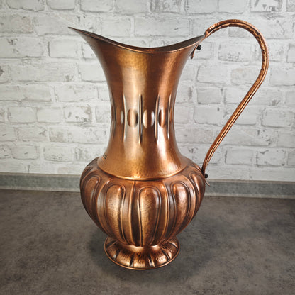 Midcentury Kupfer Bodenvase mit Henkel SKS Hammered Copper Pitcher 52 cm Kaminvase Maximalismus Vintage