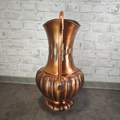 Midcentury Kupfer Bodenvase mit Henkel SKS Hammered Copper Pitcher 52 cm Kaminvase Maximalismus Vintage